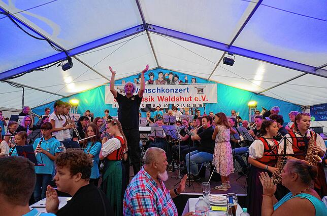 Bild 26: Chilbi: Stimmung pur im Festzelt beim Wunschkonzert