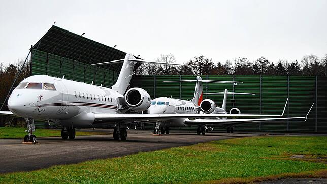 Zahlreiche Flugzeuge werden während des Weltwirtschaftsforums am Bodensee-Airport geparkt.