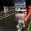 Ein Steinpoller hat bei einem Unfall zwischen Leuggern und Koblenz im Kanton Aargau ein Leck in einen Lastwagentank gebohrt.