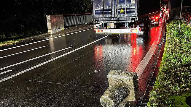Ein Steinpoller hat bei einem Unfall zwischen Leuggern und Koblenz im Kanton Aargau ein Leck in einen Lastwagentank gebohrt.