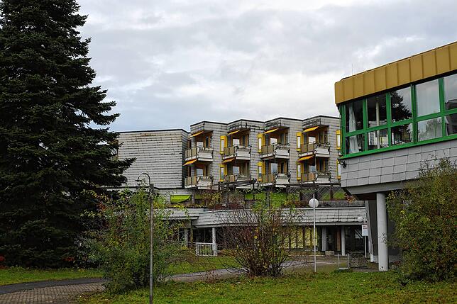 Im hinteren Teil des Gebäudekomplexes ist die Gemeinschaftsunterkunft des Landkreises. Dort sind aktuell etwa 222 Personen untergebracht.