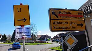 Die Umleitung nach Tiefenstein ist in Niederwihl signalisiert, aber nicht überall.