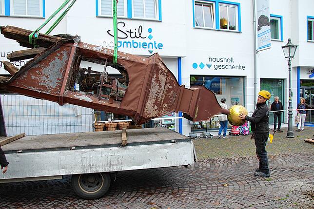 Mit viel Fingergspitzengefühl luden Manuel Eschbach und seine Kollegen den Turm auf den Transporter zur Weiterfahrt in die Werkstatt in ...