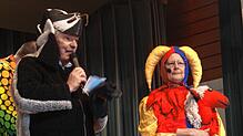 Dachs Helmut begrüßt mit dem Hofnarren der Ibachburg die Gäste in der Gemeindehalle. Bild: Karin Steinebrunner