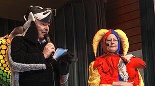 Dachs Helmut begrüßt mit dem Hofnarren der Ibachburg die Gäste in der Gemeindehalle. Bild: Karin Steinebrunner