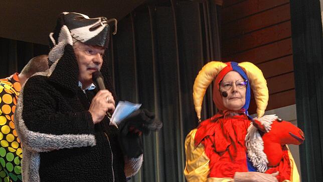 Dachs Helmut begrüßt mit dem Hofnarren der Ibachburg die Gäste in der Gemeindehalle. Bild: Karin Steinebrunner