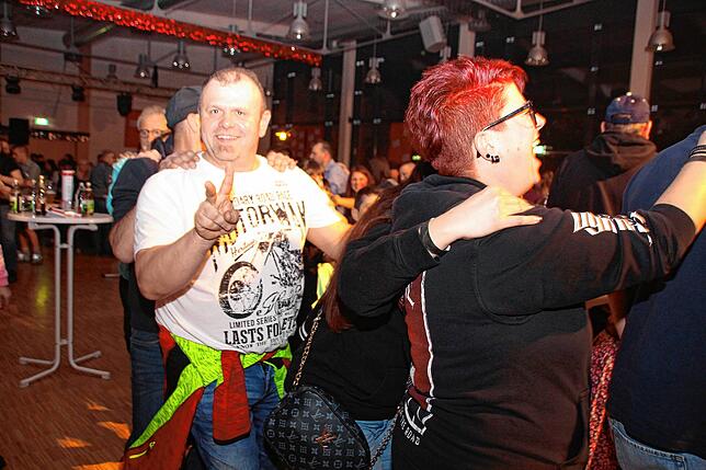 Bild 5: Ausgelassene Stimmung beim Dorfrocker-Konzert in Sauldorf