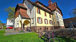 Die meisten in der Anschlussunterbringung lebenden Flüchtlinge bringt die Gemeinde Mönchweiler aktuell im Wohnhaus neben der Grundschule ...