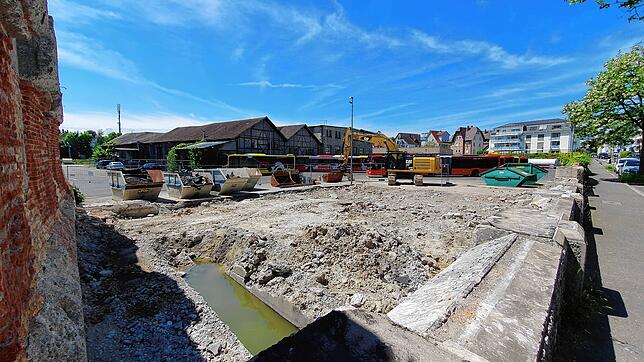 Dort, wo einst das historische Waschhaus stand, ist nach dem Abriss noch eine Baustelle. Die Fläche soll als Busparkplatz genutzt werden.