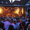 Je später der Abend wurde, umso mehr Besucher tummelten sich auf dem Gustav-Hammer-Platz, wo die Band „Surprise“ Rock-Klassiker ...