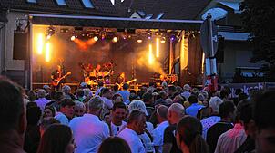 Je später der Abend wurde, umso mehr Besucher tummelten sich auf dem Gustav-Hammer-Platz, wo die Band „Surprise“ Rock-Klassiker ...