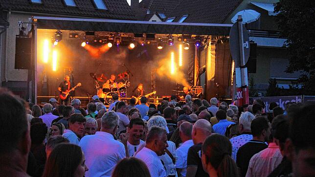 Je später der Abend wurde, umso mehr Besucher tummelten sich auf dem Gustav-Hammer-Platz, wo die Band „Surprise“ Rock-Klassiker ...