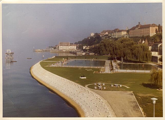 Die Schwimmbecken entstehen dort, wo früher Wiese war, während sich der Hintergrund nicht verändert. Es ist immer noch das Neue Schloss ...