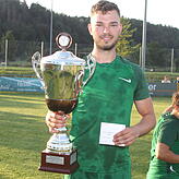 Mit Pott: Kapitän Manuel Roder vom SV Rheintal mit dem Küssaburgpokal.