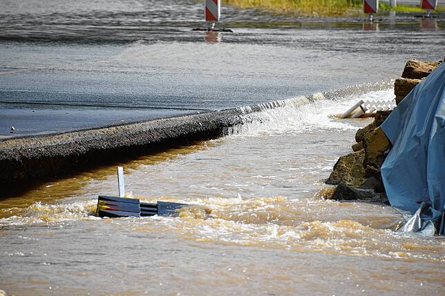 Bild 1: Land unter, Straße unter: Bilder von der überfluteten Brücken-Baustelle auf der L194 beim Freibad