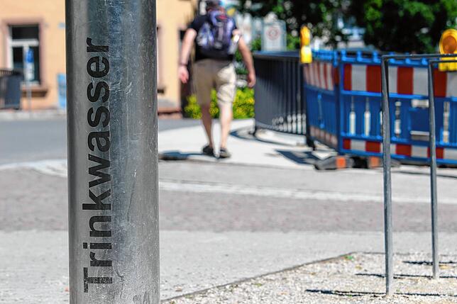 In dicken Lettern ist der kleine Brunnen als einer gekennzeichnet, über den Trinkwasser zur Verfügung steht.