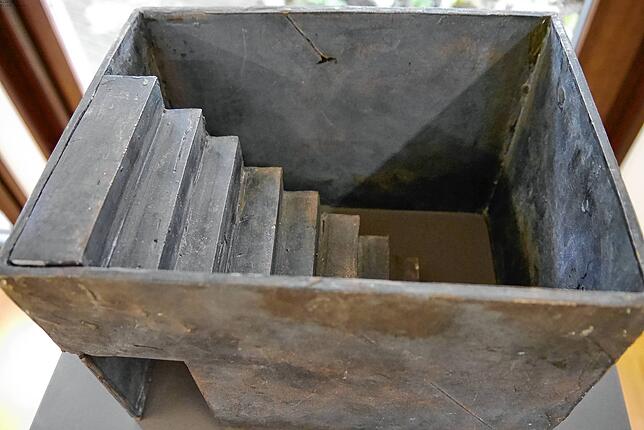 Das Bronze-Objekt „Treppe“ des jüngsten Künstlers der Ausstellung, Jochen Damian Fischer.