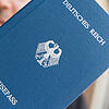 Diese Reichsausweise symbolisieren Zugehörigkeit zur Reichsbürger-Szene. Er soll von der Splittergruppe &bdquo;Exilregierung Deutsches ...