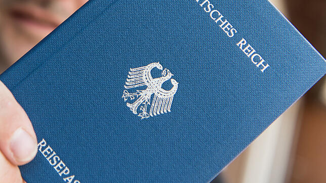 Diese Reichsausweise symbolisieren Zugehörigkeit zur Reichsbürger-Szene. Er soll von der Splittergruppe &bdquo;Exilregierung Deutsches ...