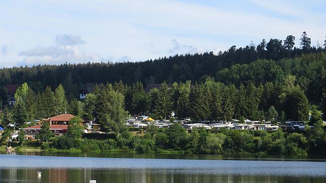 Der Kirnbergsee ist nicht nur bei Campern beliebt. In den vergangenen Monaten war er geradezu überlaufen und manch ein Gast nutzte für ...