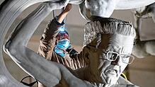 Bildhauer Peter Lenk beobachtet die Aufstellung der Statue S 21. Das Denkmal &ndash; Chronik einer grotesken Entgleisung, die den ...