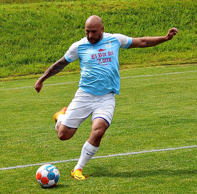 In Form: Alexander Ring traf beim 6:2 des Vizemeisters FC Erzingen II zum Saisonabschluss gegen AGS Lauchringen gleich drei Mal. Nun ...