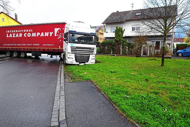 Das Gespann steht quer über die Kreuzung Gartenstraße/Alte Neufracher Straße.