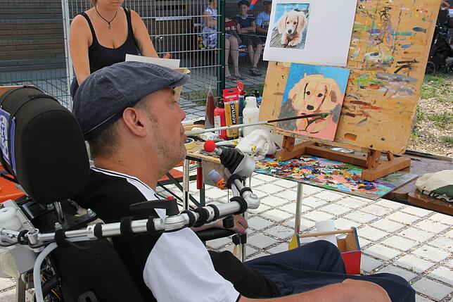 Der Mundmaler Lars Höllerer versetzte die Kinder im Abenteuerland in Lauchringen mit seiner Kunstfertigkeit in Erstaunen.