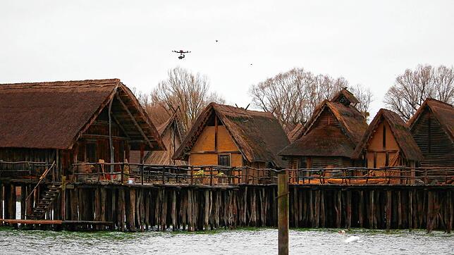 Mit einem Oktocopter, einer Drohne mit acht Rotationsblättern, wurde rund um die Pfahlbauten am Dienstag und Mittwoch gedreht. ...
