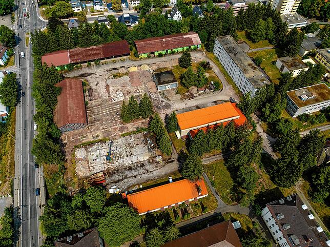 Blick von oben auf das ehemalige Kasernengelände. Er zeigt die früheren Fahrzeughallen der französischen Armee. Hier wurden jetzt mit ...