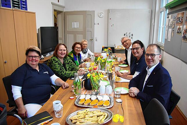 Bei einem gemeinsamen Essen aus der Schulküche wurden nach dem Rundgang durch das Schulhaus über die Sorgen und Wünsche aber auch die ...