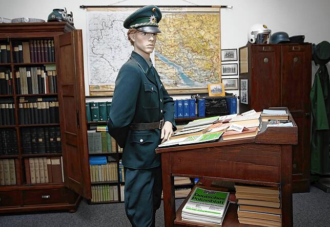 Auch Uniformen werden in der Ausstellung gezeigt. Diese trugen die Polizisten in den 1950er-Jahren.