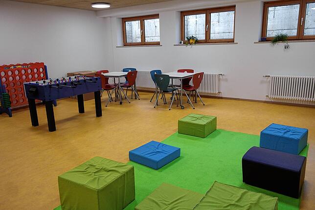 Tischkicker und Vier gewinnt: Vor allem die älteren Grundschüler fühlen sich im neuen Spiel- und Aktivitätenraum wohl.