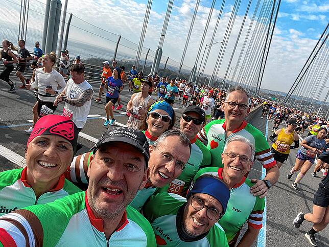 Gute Stimmung bei der VS-Laufgruppe in New York. Das Emblem am Ärmel des Trikots steht für die Schwarzwälder Kirschtorte. Im Bild von ...