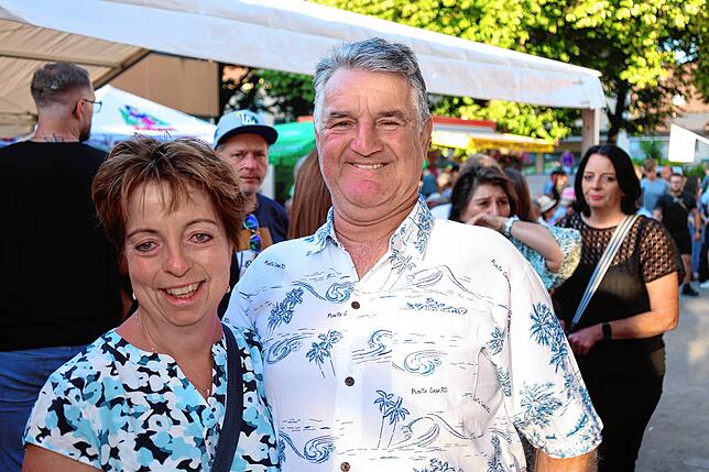Bild 25: Feierlaune mit der Gretle-Band beim Dettinger Dorffest - hier gibt’s die schönsten Bilder
