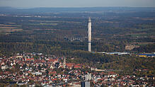 Der Turm (dahinter die B 27) liegt nicht weit von der historischen Rottweiler Altstadt entfernt. Die Membran ist noch nicht ganz ...