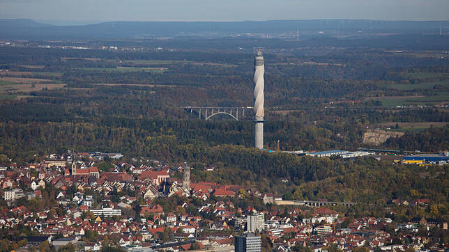 Der Turm (dahinter die B 27) liegt nicht weit von der historischen Rottweiler Altstadt entfernt. Die Membran ist noch nicht ganz ...