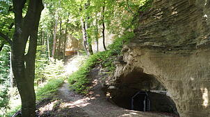 Heidenhöhlen &ndash; so werden die ins molassegestein eingegrabene Höhlen, Gänge und Nischen bezeichnet. Die Heidenhöhlen bei Stockachs ...