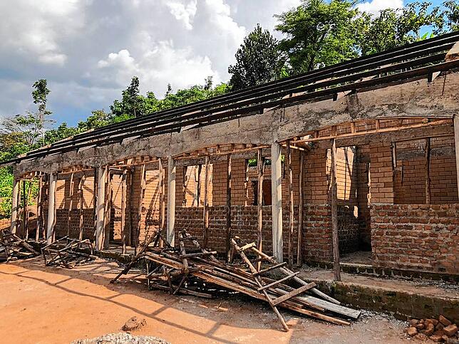 Trotz der Umstände konnte der Rohbau für das neue Gebäude der Dorfschule fertig gestellt werden.