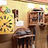 Als Blickfang erweist sich die linke Uhr, hergestellt um etwa 1880.