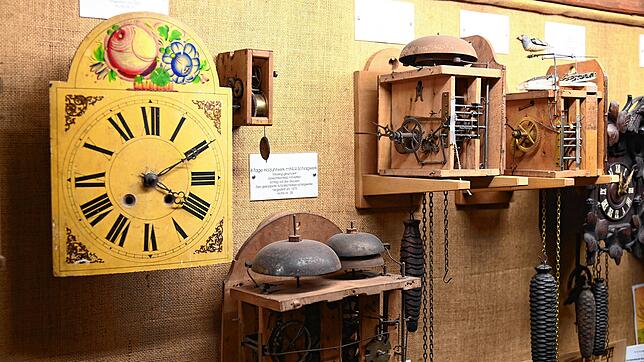 Als Blickfang erweist sich die linke Uhr, hergestellt um etwa 1880.