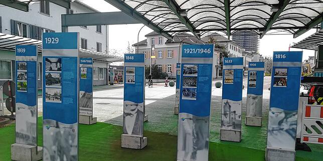 Ausstellung zur Konstanzer Stadtgeschichte am Schweizer Zoll in der Kreuzlinger Straße. Auf der Rückseite der Stelen in Grün: Die ...