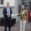 Bei der Übergabe der Unterschriften zur Petition &bdquo;Hände weg vom Streuhau&ldquo; (von links): Raphaela Weiland, OB Simon Gröger, ...