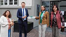 Bei der Übergabe der Unterschriften zur Petition &bdquo;Hände weg vom Streuhau&ldquo; (von links): Raphaela Weiland, OB Simon Gröger, ...