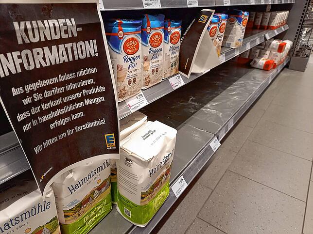 Zumindest die teureren Weizenmehl-Marken gibt es noch zu kaufen. Eindrücke aus einem Edeka-Markt im Landkreis am Freitagmorgen.