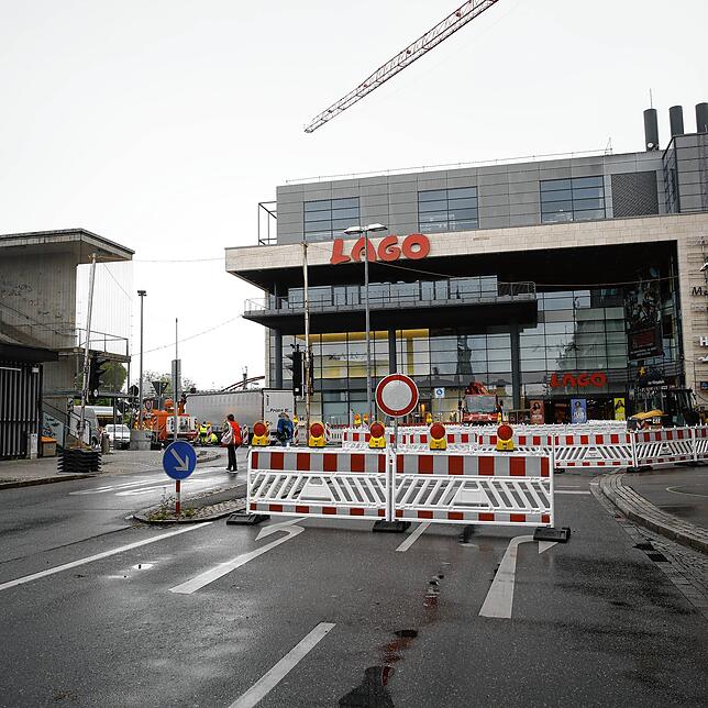 Gesperrt: Vom Bahnhofplatz gelangen Auto- und Radfahrer weder in die Hafen, noch in die Bodanstraße.