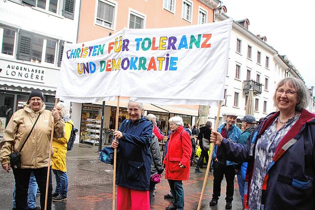 Christen sehen das Menschenrecht auf Asyl in Gefahr. Gabi Redlich (links) und Pfarrerin Christine Holzhausen (rechts), beide ...
