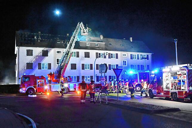 Ein Brand an einem Mehrfamilienhaus in der Radolfzeller Straße sorgte dafür, dass zwölf Menschen eine neue Bleibe brauchten.