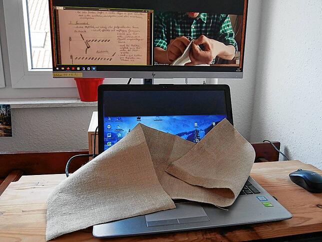 Die Workshopteilnehmer nähten unter anderem von Hand eine Tasche. Dabei wurden sie online angeleitet.