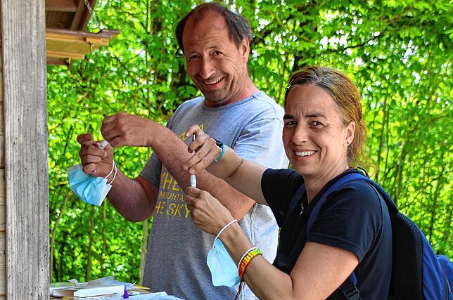 Vor ihrem Eintritt ins Freilichtmuseum Neuhausen führten Michael und Stefanie Bauer aus Gärtringen an sich einen beobachteten Selbsttest ...